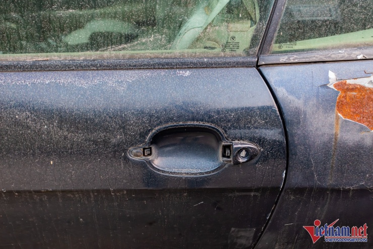 Xe sang BMW Alpina B6 giá hơn 5 tỷ rỉ sét, bỏ hoang nhiều năm ở ngõ phố Hà Nội - 6