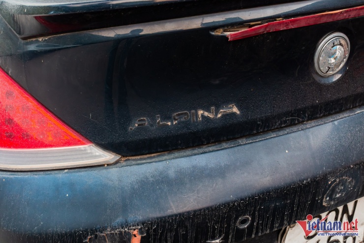 Do bị vứt xó nhiều năm và không có người trông coi, một số món đồ trên xe đã bị mất, trong đó có một bên lưới tản nhiệt, tay nắm cửa và dòng chữ “ALPINA” phía đuôi xe.