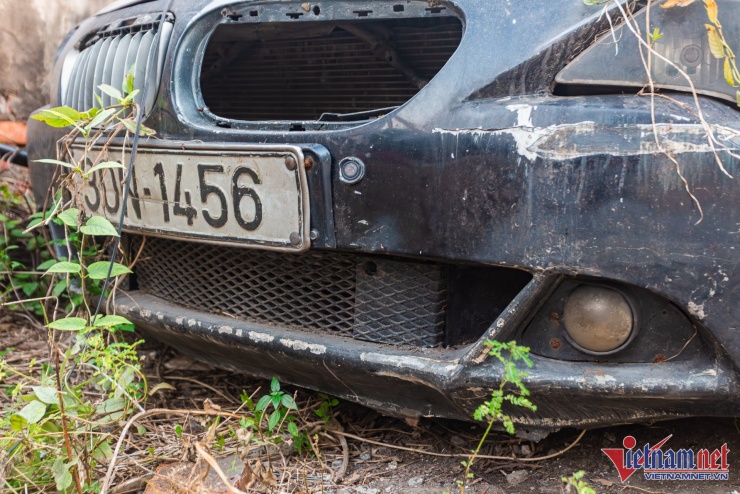 Cản trước tróc sơn khá nặng, có thể do quá trình va chạm khi dọn dẹp quanh xe. Phía trong bám nhiều bụi. Cụm đèn sương mù đã ố vàng, không thể sử dụng lại nếu phục hồi chiếc xe.