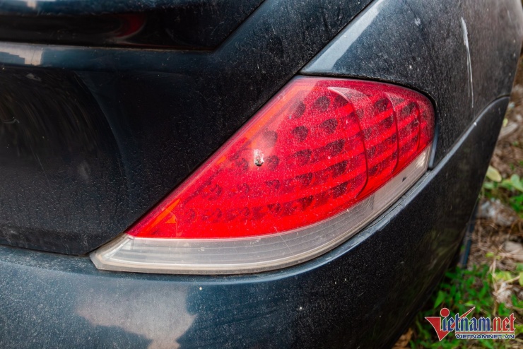 Phía đuôi xe còn giữ lại được nhiều chi tiết, từ cụm đèn hậu, logo BMW tới hệ thống ống xả làm bằng thép không rỉ. Bên trong ống xả là nhiều đất cát. Đáng chú ý, cụm đèn hậu xe còn khá “tươi” sau thời gian dài bỏ hoang.