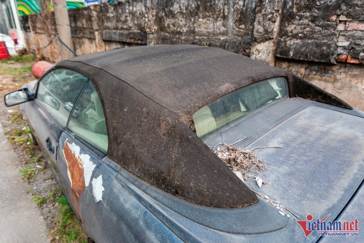 Phần mui mềm bằng vải của xe có thể đóng mở bằng mô-tơ điện, cần 25 giây để mở và 27 giây để đóng. Khác với các mẫu xe hiện đại, chiếc Alpina B6 Convertible chỉ có thể thực hiện thao tác này khi đứng yên. Sau nhiều năm “dầm mưa dãi nắng”, mui vải đã bạc màu, thậm chí bị mốc nặng.