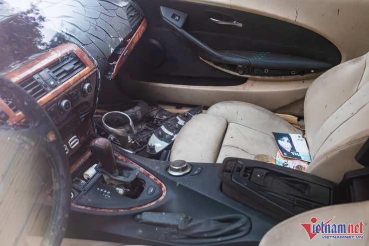 Khoang nội thất xe sử dụng tông màu be chủ đạo, kết hợp cùng một số chi tiết màu đen. Da ghế đã mốc, ốp táp-lô và gỗ xuống cấp nghiêm trọng, nứt vỡ khá nhiều.