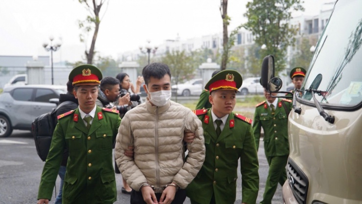 Cảnh sát dẫn giải bị cáo&nbsp;Hoàng Quang Thịnh, Chủ tịch HĐQT Công ty Z Holding.