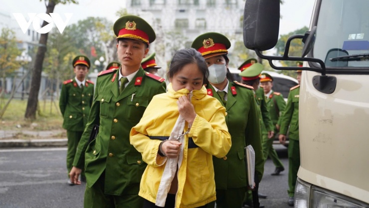 Khoảng 7h sáng 5/1, xe dẫn giải các bị cáo đã có mặt tại TAND TP Hà Nội (địa chỉ tại đường Nguyễn Xiển).