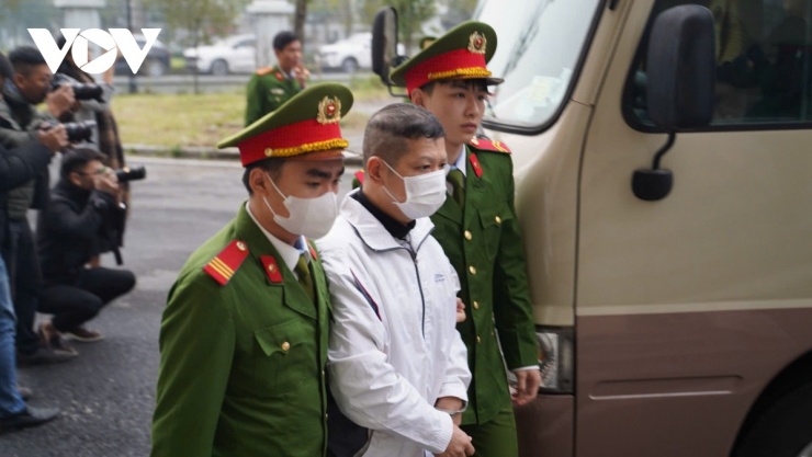 Thực hành quyền công tố và kiểm sát xét xử tại phiên tòa là 5 kiểm sát viên của VKSND TP Hà Nội.