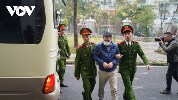 Xét xử vụ sữa giả HIUP: Cảnh sát dẫn giải các bị cáo hầu tòa - 13