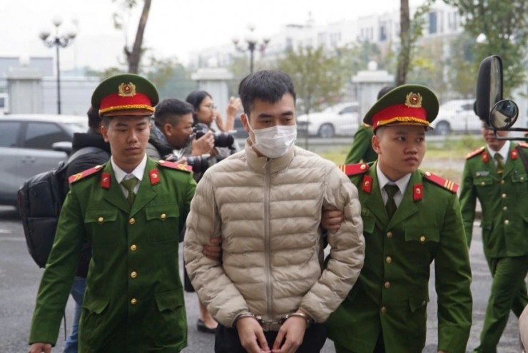 Xét xử vụ sữa giả HIUP: Cảnh sát dẫn giải các bị cáo hầu tòa