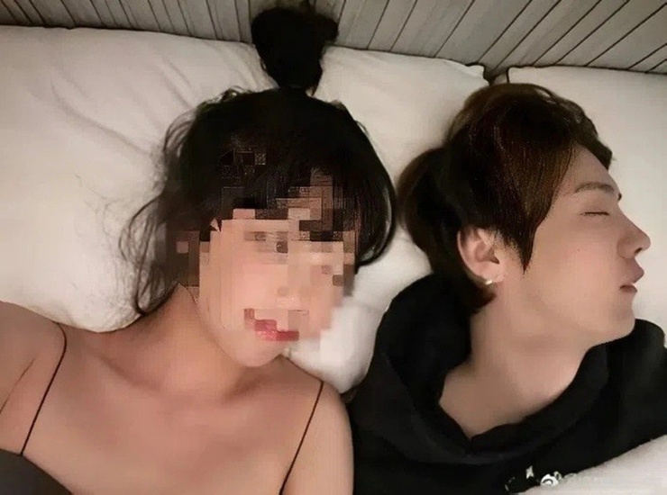 Lộc Hàm bị hot girl mạng tung ảnh giường chiếu, các bằng chứng cho thấy họ hẹn hò.
