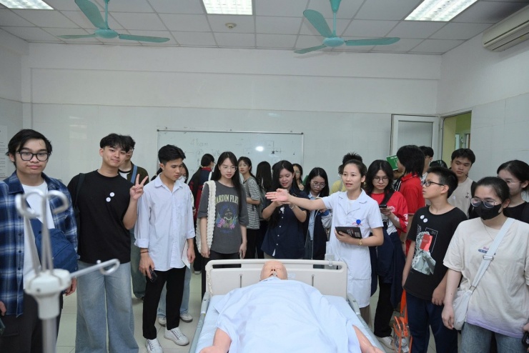 Trải nghiệm một ngày làm sinh viên Trường ĐH Y Hà Nội năm 2025