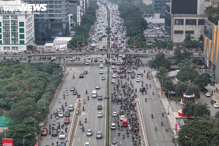 Sáng 5/1, ngày làm việc đầu tiên của cán bộ, công nhân viên chức sau kỳ nghỉ Tết Dương lịch, nhiều tuyến đường cửa ngõ và trục chính của Hà Nội rơi vào tình trạng đông đúc, ùn tắc kéo dài khi lượng xe vào trung tâm thành phố tăng mạnh.