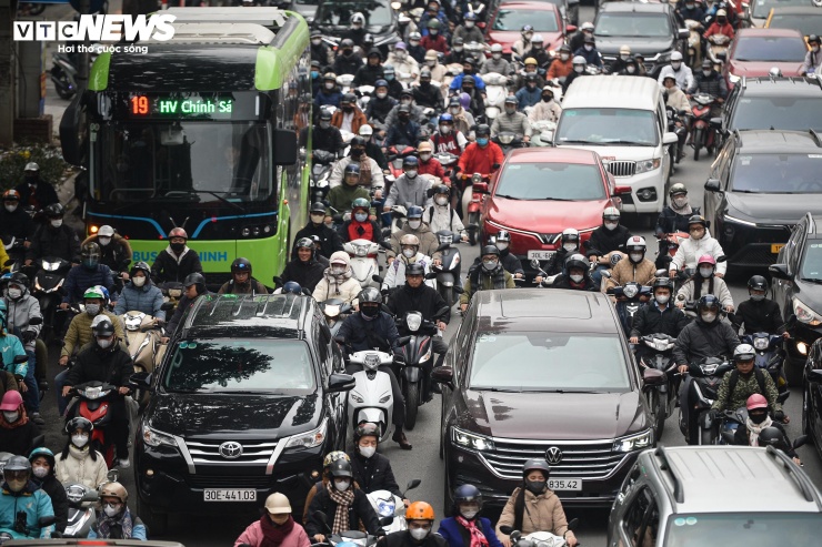Ghi nhận của PV Báo Điện tử VTC News, trên trục đường Nguyễn Trãi hướng đi Tây Sơn, mật độ phương tiện tăng nhanh từ sáng sớm.