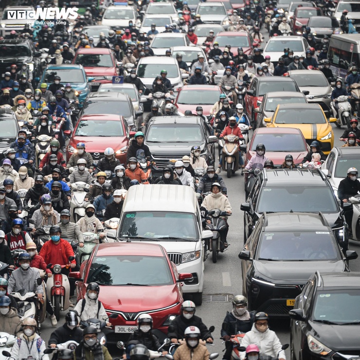 Hàng dài ô tô nối đuôi nhau, chiếm phần lớn mặt đường, khiến dòng xe di chuyển chậm, nhiều thời điểm gần như đứng yên.