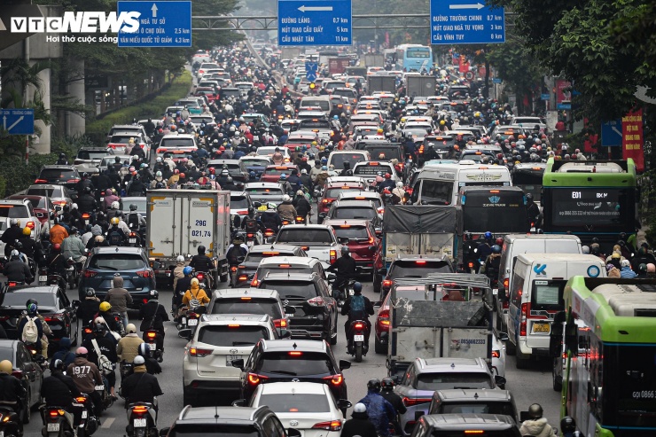 Tại khu vực nút giao Ngã Tư Sở hướng về trung tâm, các phương tiện xếp kín, tạo thành cảnh ùn ứ kéo dài.
