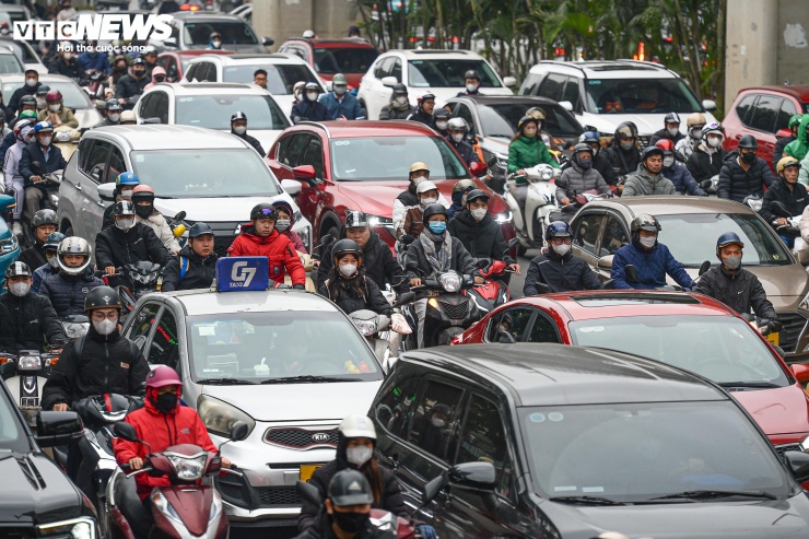 Dòng xe chen chúc khiến việc di chuyển của người dân gặp nhiều khó khăn trong buổi sáng đi làm đầu tiên của năm 2026.