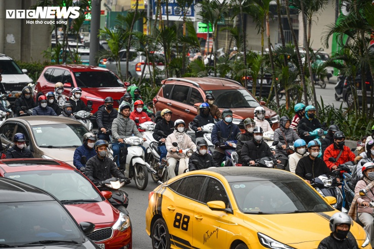 Thời tiết rét đậm càng làm áp lực giao thông gia tăng khi nhiều người chuyển sang đi làm bằng ô tô thay vì xe máy.