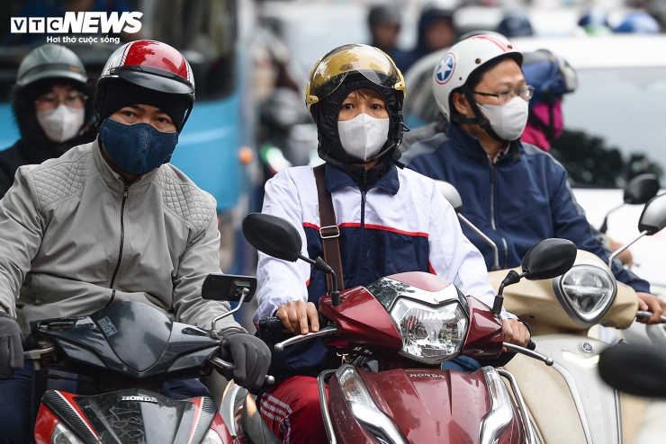 “Tôi ra khỏi nhà sớm hơn thường lệ nhưng vẫn bị kẹt ở đường Nguyễn Trãi khá lâu. Xe đông quá, phải qua nhiều đoạn giao cắt gây xung đột giao thông lớn. Ngày đầu đi làm lại nên ai cũng vội, cảm giác rất mệt”, anh Tuấn Minh, ở Hà Đông chia sẻ.