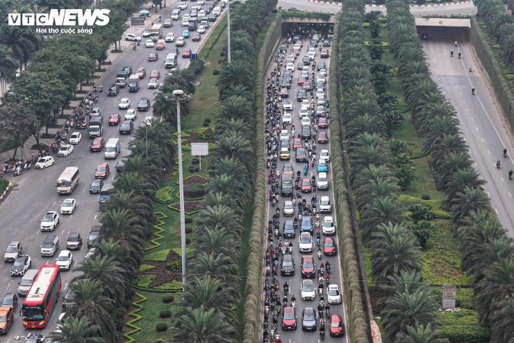 Đến khoảng 8h cùng ngày, hầm chui Trung Hoà theo hướng vào trung tâm thành phố bắt đầu đông đúc hơn.