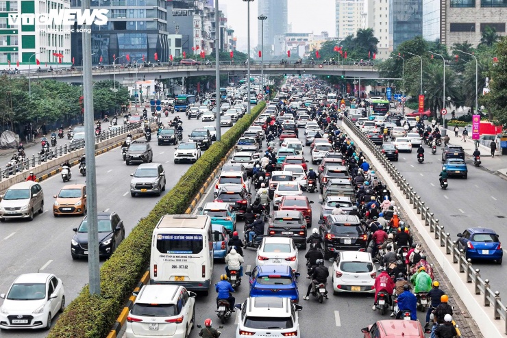 Trên đường Trần Duy Hưng, tình trạng ùn tắc không quá nghiêm trọng, tuy nhiên lượng phương tiện tham gia giao thông tăng rõ rệt so với các ngày cuối kỳ nghỉ.