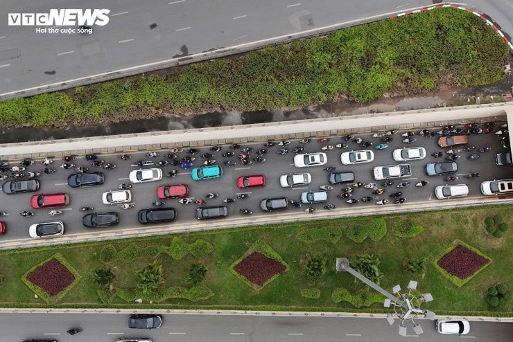  Các phương tiện nối đuôi nhau di  chuyể chậm.  