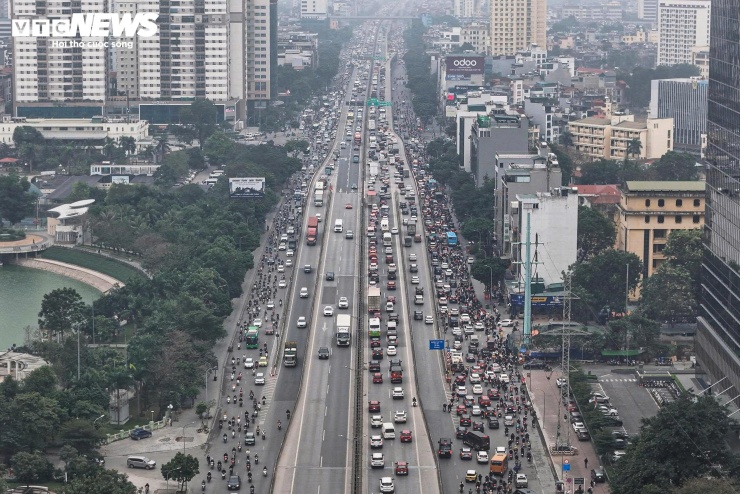 Nhiều người mệt mỏi, sốt ruột khi thời gian di chuyển kéo dài, lo lắng muộn giờ làm việc trong ngày đầu trở lại công sở.