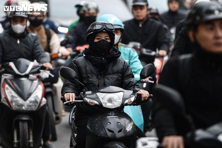 “Bình thường đoạn này đi không lâu, nhưng sáng nay xe đông bất thường. Tôi gần như phải nhích từng mét một, rất căng thẳng vì sợ trễ giờ họp đầu năm”, chị Lê Thuý, ở Cầu Giấy nói.