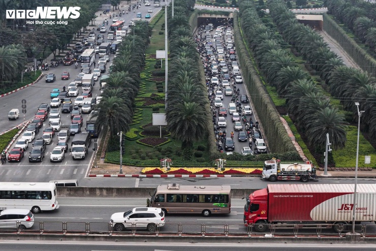 Đến gần 9h cùng ngày, dòng xe từ các hướng vẫn tiếp tục nối dài vào khu vực trung tâm Hà Nội, đặc biệt tại các trục đường lớn.