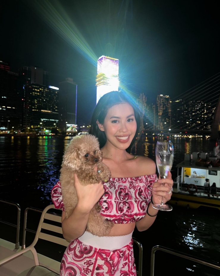 'Nàng dâu mới' Tiên Nguyễn khoe vai trần cùng áo croptop phối chân váy họa tiết gạch bông Majolica đặc trưng của Dolce&Gabbana. Thiết kế hơn 50 triệu đồng giúp con gái Johnathan Hạnh Nguyễn tôn da rám nắng.