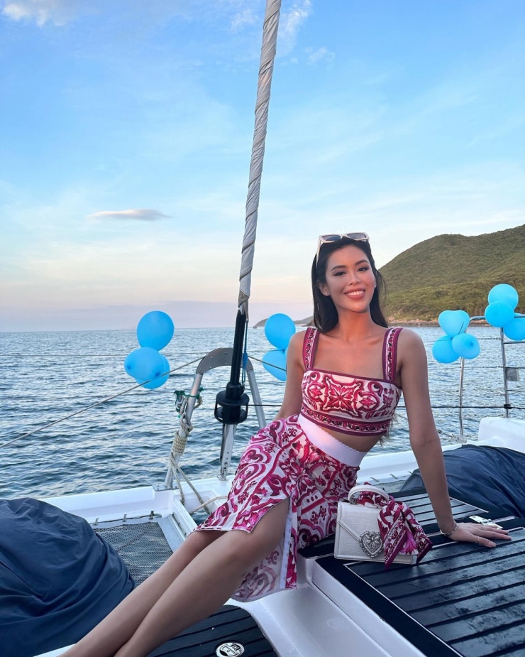 Nhiều năm nay, Tiên Nguyễn trung thành với những món đồ nhiều màu sắc, mang đặc trưng phong cách Địa Trung Hải. Trước đây, cô cũng từng nhiều lần diện các set đồ rực rỡ tương tự.