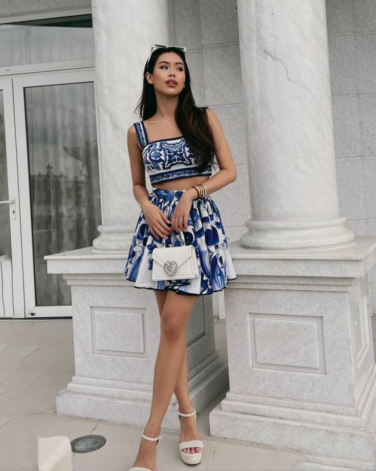 Cô thường mặc crop top cùng chân váy để hút ánh nhìn vào bờ vai và vòng eo thon.