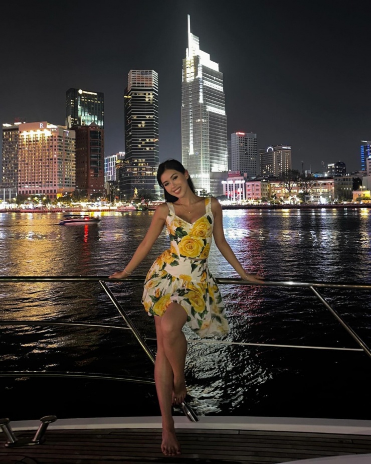 Các set váy áo họa tiết hoa lá nhiều màu sắc của Dolce&Gabbana cũng được Tiên Nguyễn chưng diện, tạo thành phong cách 'ruột' suốt nhiều năm.