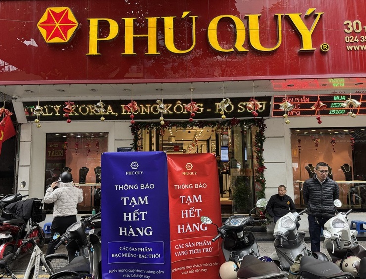 Tiệm vàng thông báo tạm hết hàng. Ảnh: D.A