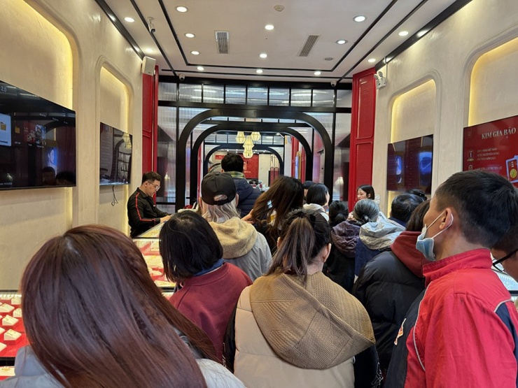 Khách hàng mua vàng sáng nay. Ảnh: D.A