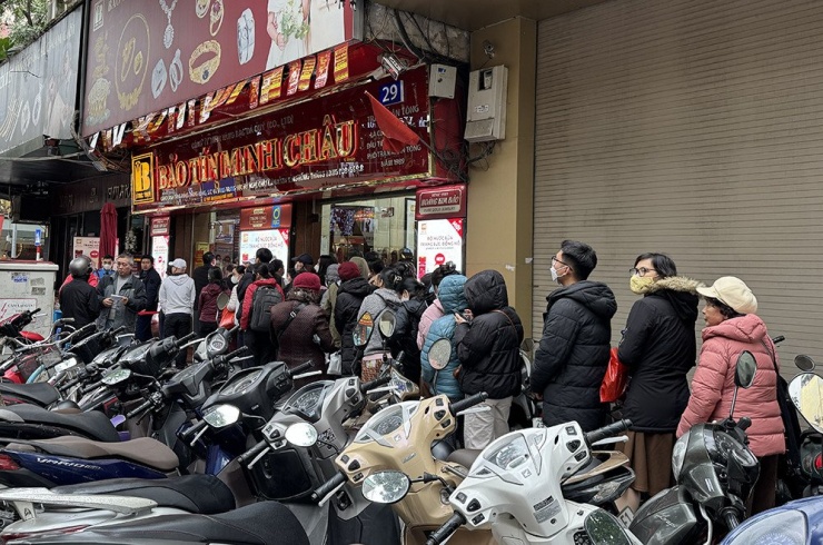 Người dân xếp hàng chờ mua vàng từ sáng sớm. Ảnh: D.A