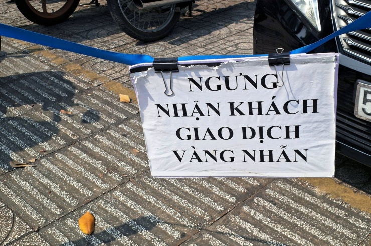 SJC hết vàng nhẫn từ sớm và treo biển thông báo bên ngoài cửa hàng. Ảnh: Trần Chung