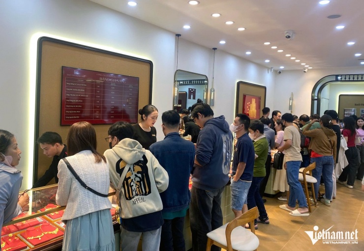 Người dân chờ mua vàng bên trong cửa hàng Bảo Tín Mạnh Hải tại TPHCM. Ảnh: Trần Chung