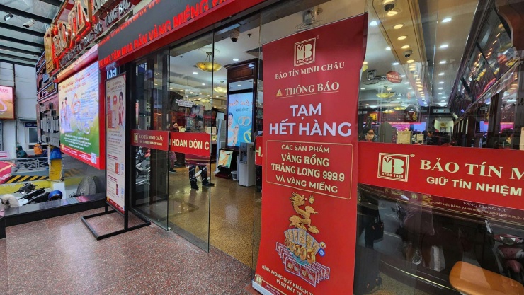 Cửa hàng Bảo Tín Minh Châu tiếp tục hết hàng phải dừng bán ngay trong sáng 5/1. Ảnh: Thái Nguyễn