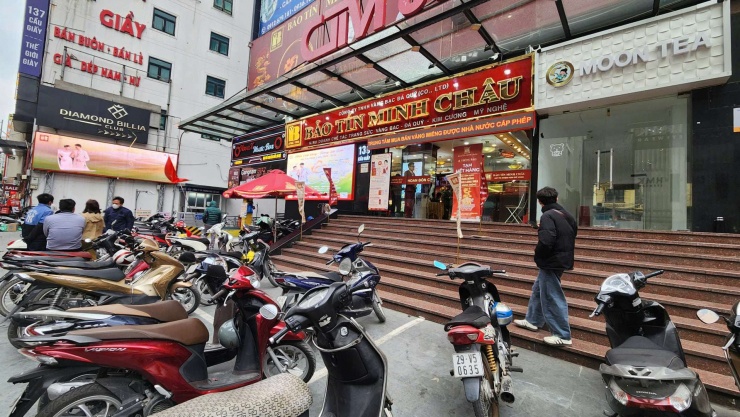 Nhiều người xếp hàng vẫn không mua được vàng nên đành ra về. Ảnh: Thái Nguyễn