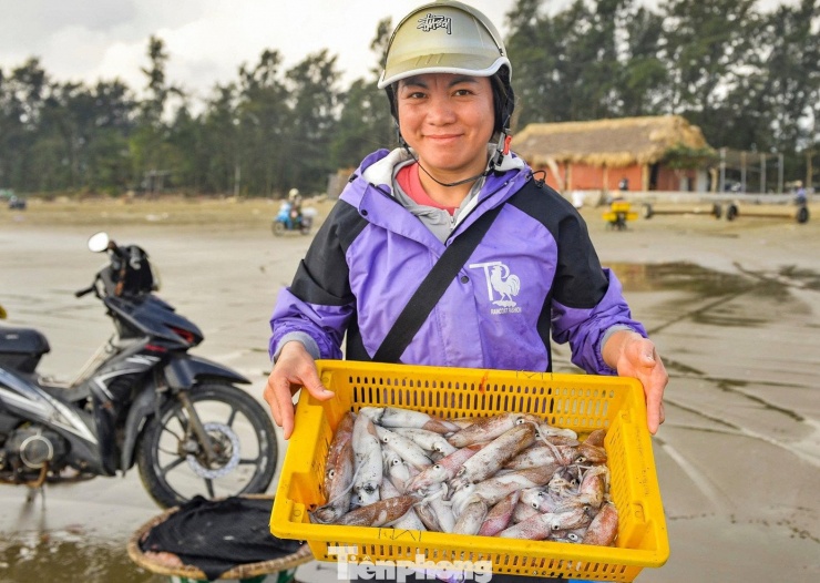 Ngư dân Thanh Hóa vươn khơi thu 'lộc biển' ngày đầu năm - 4