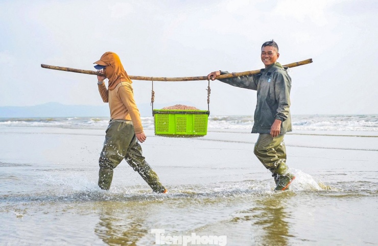 “Mỗi chuyến biển chỉ kéo dài vài giờ đến nửa ngày nhưng thu không ít hải sản tươi ngon. Cùng với đó, giá hải sản trong những ngày lễ vừa qua tăng hơn nên nhiều người có thu nhập khá”, ngư dân Nguyễn Hùng (xã Quảng Bình) cho hay.