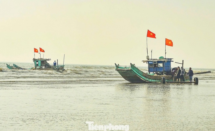 Những chiếc bè mảng gần bờ giúp ngư dân Thanh Hóa bám biển, có thu nhập ổn định.