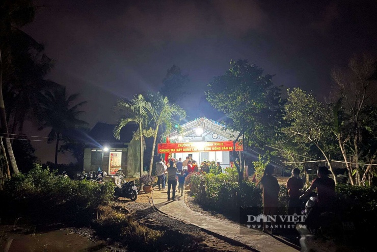 Đông đảo bà con hàng xóm đến chung vui, sẻ chia cùng gia đình cụ Phương trong đêm chia tay cán bộ, chiến sĩ Trường Quân sự Quân khu 5.