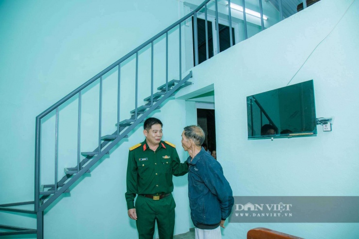 Đại tá Đặng Văn Trụ, Chính ủy Trường Quân sự Quân khu 5, tâm sự cùng cụ Võ Thành Phương (84 tuổi), ở thôn Phú Thuận, xã Hòa Mỹ, tỉnh Đắk Lắk (huyện Tây Hòa, tỉnh Phú Yên cũ) trong căn nhà hoàn thành vượt tiến độ.