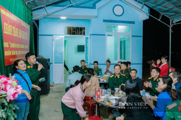 Chỉ sau hơn một tháng từ đống đổ nát, căn nhà mới đã cán bộ, chiến sĩ Trường Quân sự Quân khu 5 hoàn thành, mang lại niềm hạnh phúc lớn lao cho người dân vùng lũ Đắk Lắk.