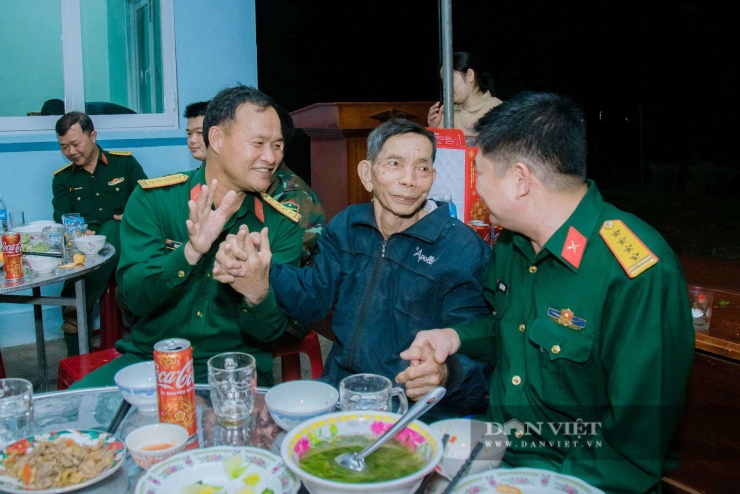 Ở tuổi 84 nhưng cụ Phương vẫn chung vui cùng các cán bộ, chiến sĩ Trường Quân sự Quân khu 5 trong buổi chia tay.