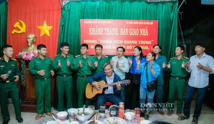 Ông Nguyễn Hữu Thuận, Bí thư Đảng ủy xã Hòa Mỹ, cùng gia đình và cán bộ, chiến sỹ Trường Quân sự Quân Khu 5 ca vang bài hát&nbsp;“Tình quân dân”.