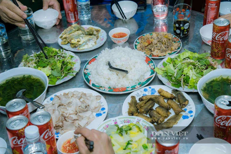 Mâm cơm giản dị nhưng ấm nồng nghĩa tình quân dân trong ngày chia tay.