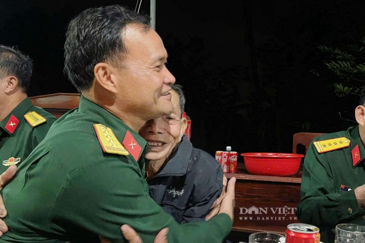Cái ôm bịn rịn và nụ cười hạnh phúc trong khoảnh khắc chia tay không nỡ rời xa của cụ Phương và&nbsp;cán bộ, chiến sĩ Trường Quân sự Quân khu 5.