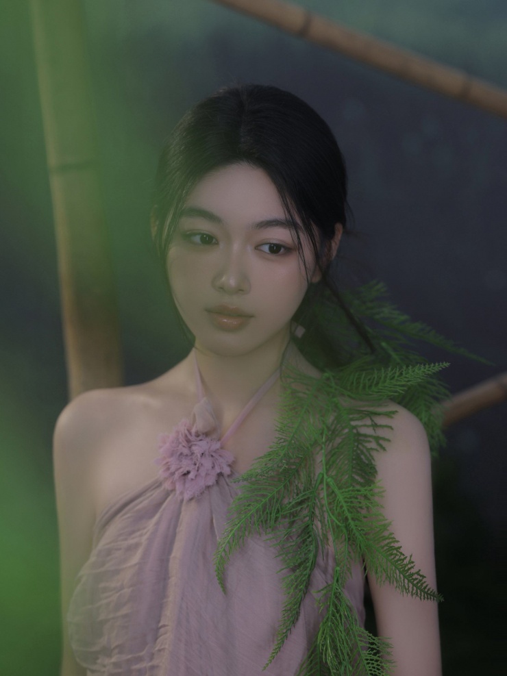 Trong loạt ảnh mới đăng tải, Lọ Lem xuất hiện với phong cách nhẹ nhàng, nữ tính. Cô diện một chiếc váy tông màu pastel dịu mắt, thiết kế tối giản nhưng tinh tế, tôn lên vẻ ngoài trong trẻo và thanh lịch.