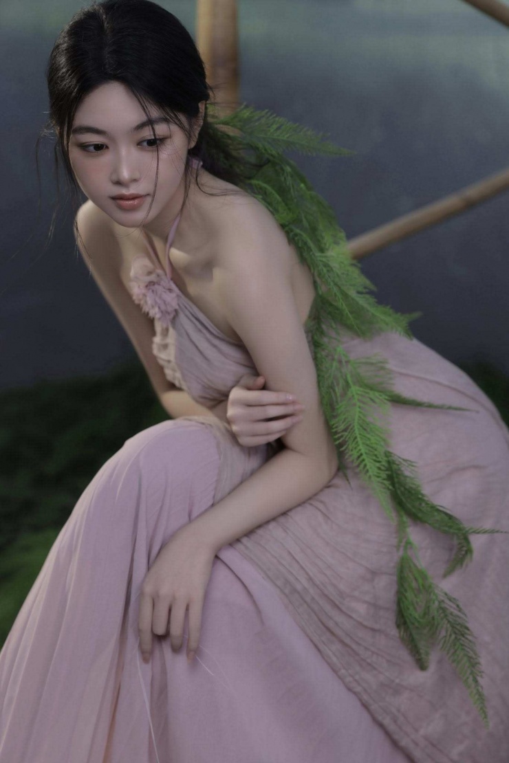 Điểm gây chú ý trong loạt ảnh không nằm ở sự cầu kỳ hay phá cách, mà ở thần thái nhẹ nhàng, trầm lắng.