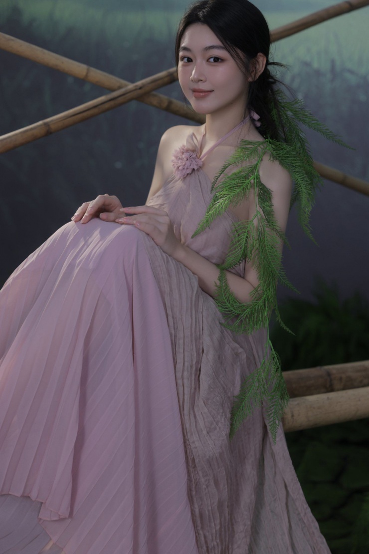 Bộ ảnh lấy bối cảnh mộc mạc với hàng rào tre, những chiếc nơm bắt cá và phông nền gợi nhớ đến vùng quê Việt Nam ẩn hiện trong làn sương mờ. Trong khung hình cũng gần gũi với thiên nhiên, góp phần làm nổi bật vẻ đẹp thuần khiết của con gái MC Quyền Linh.